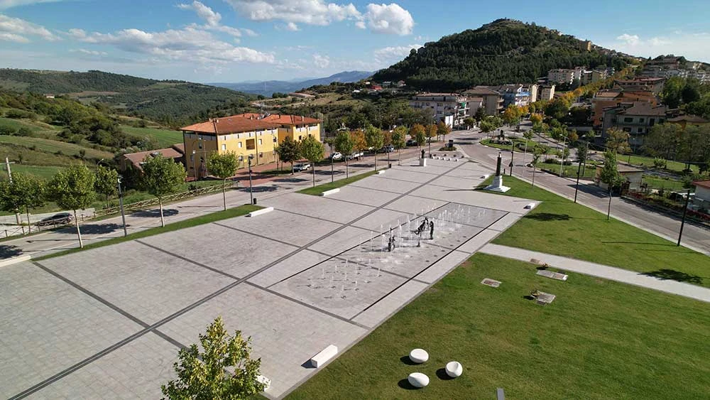 gresowa podłoga na placu miejskim.webp